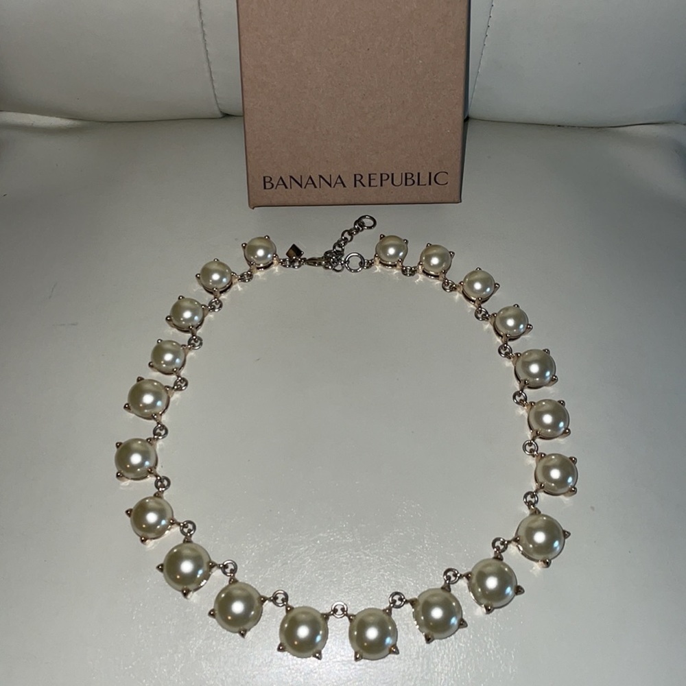 Banana Republic Pearl Necklace - Picture 3 of 6